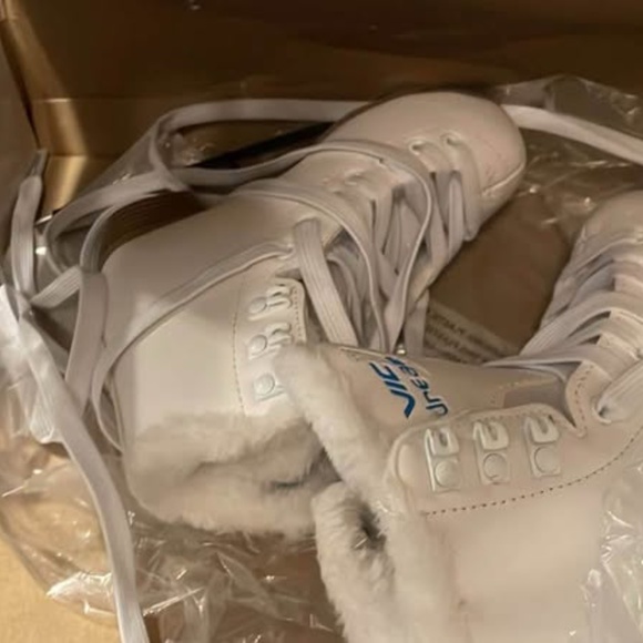 BRAND NEW girl youth vic dream white regular ice skates size 11Y - Picture 4 of 5
